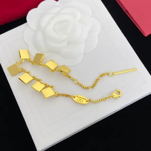 سوارة Valentino Rockstud بلون ذهبي مع إكسوارات هرمية 2