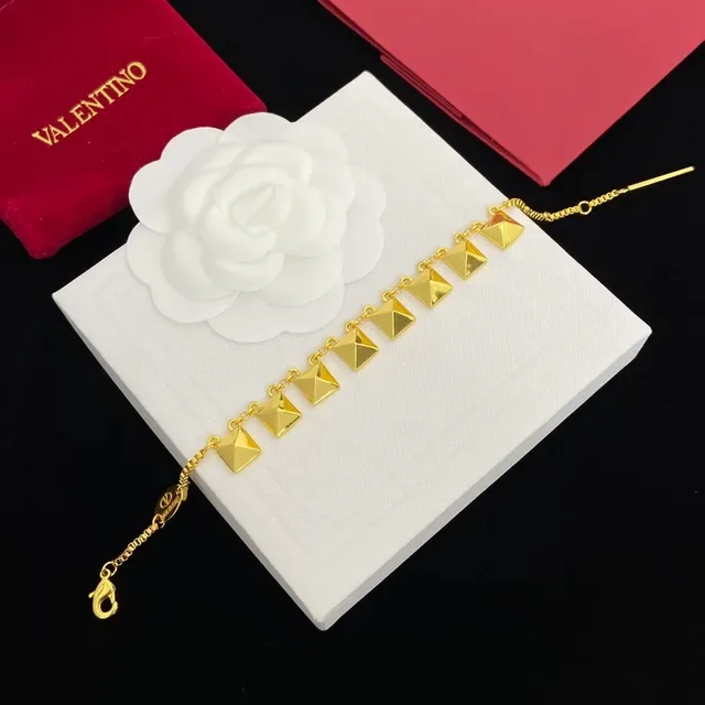 سوارة Valentino Rockstud بلون ذهبي مع إكسوارات هرمية 5