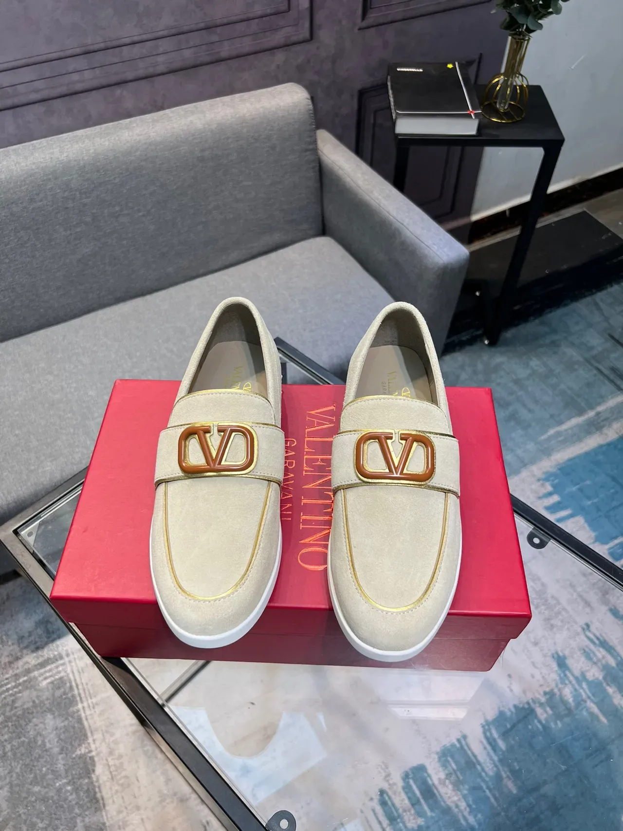 Valentino Rockstud Loafer Bege Branco Camurça Fivela VLogo Loafer 2