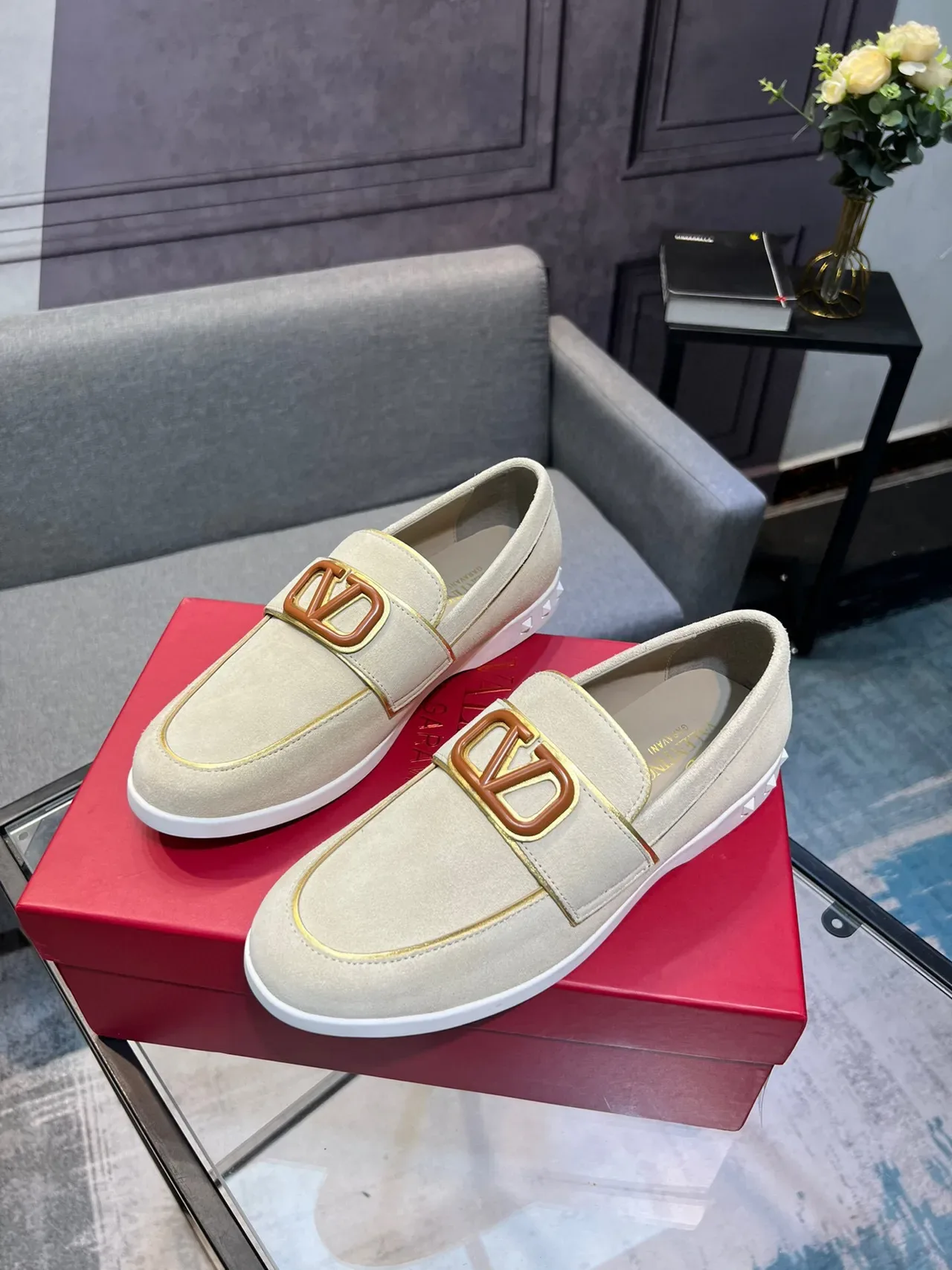 Valentino Rockstud Loafer Bege Branco Camurça Fivela VLogo Loafer 3