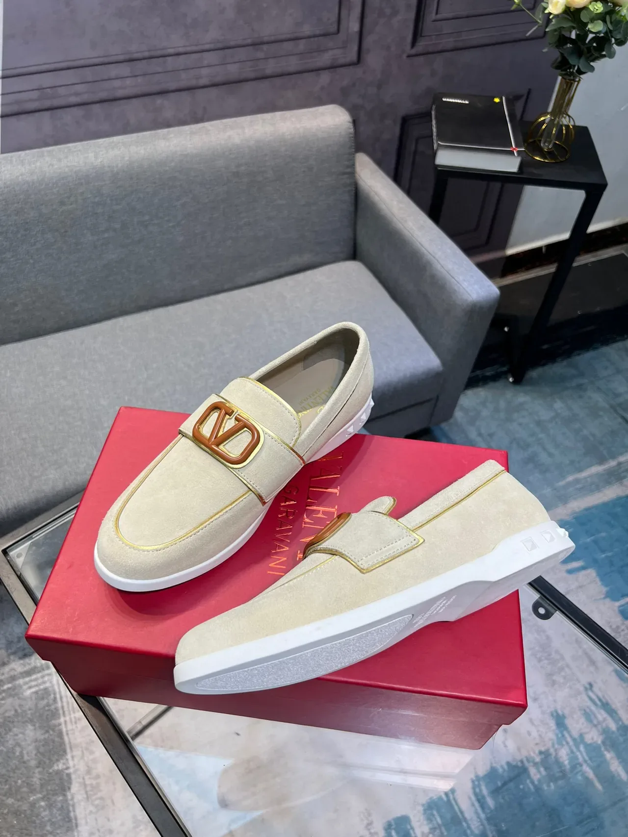 Valentino Rockstud Loafer Bege Branco Camurça Fivela VLogo Loafer 4