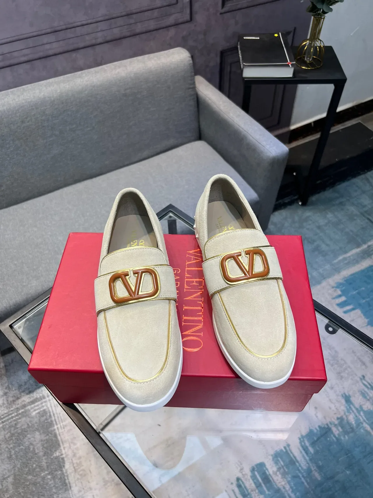 Valentino Rockstud Loafer Bege Branco Camurça Fivela VLogo Loafer 5