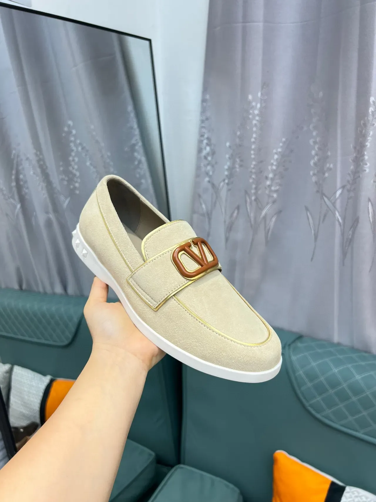 Valentino Rockstud Loafer Bege Branco Camurça Fivela VLogo Loafer 6