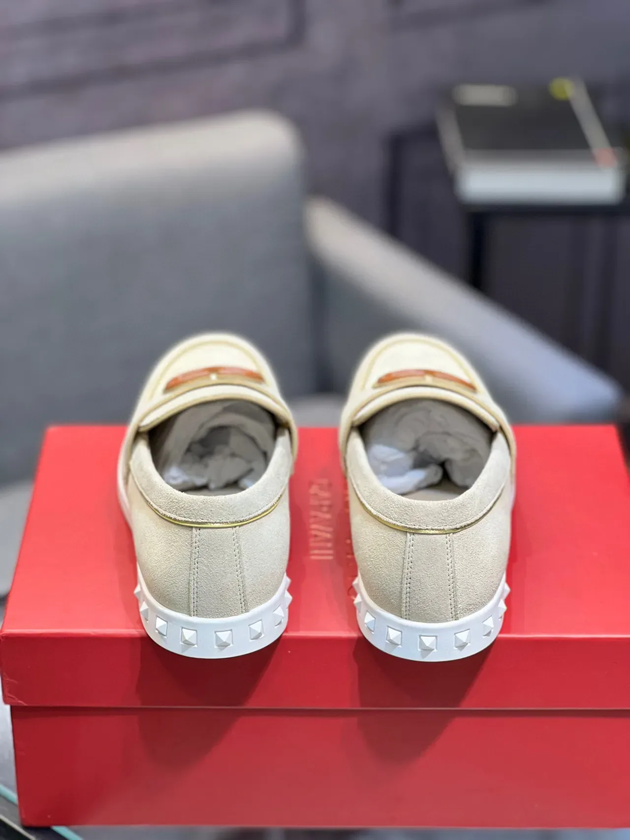 Valentino Rockstud Loafer Bege Branco Camurça Fivela VLogo Loafer 8
