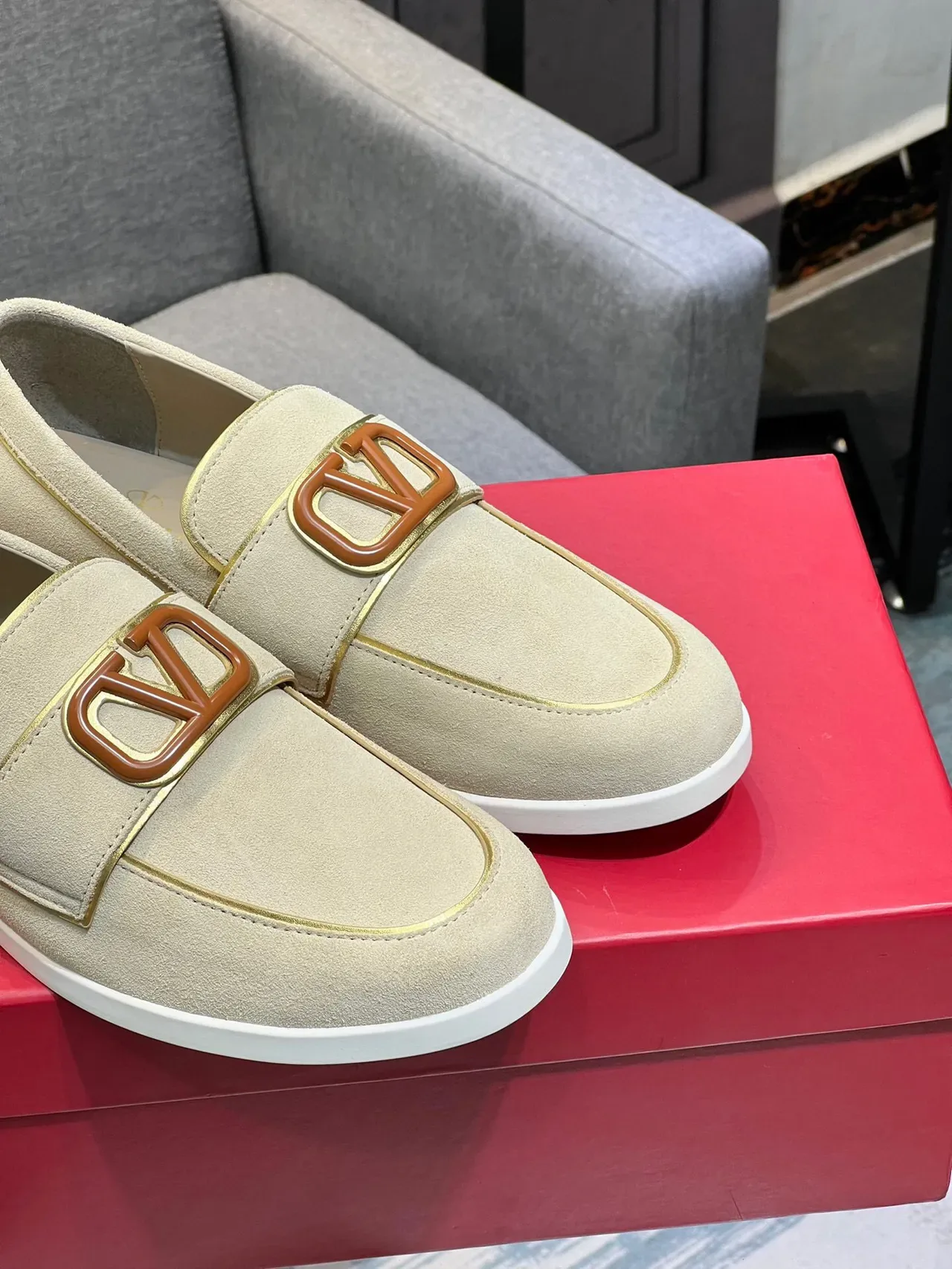 Valentino Rockstud Loafer Bege Branco Camurça Fivela VLogo Loafer 9