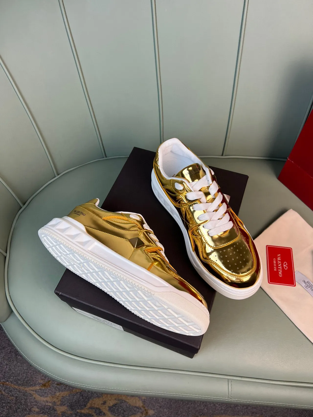 Valentino Rockstud Métallique Or et Rouge Lifestyle Sneakers 5