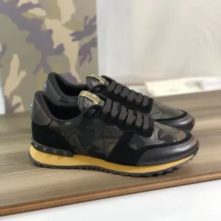 Valentino Rockstud Star-Print أسود و خردل أحذية رياضية أسلوب حياة