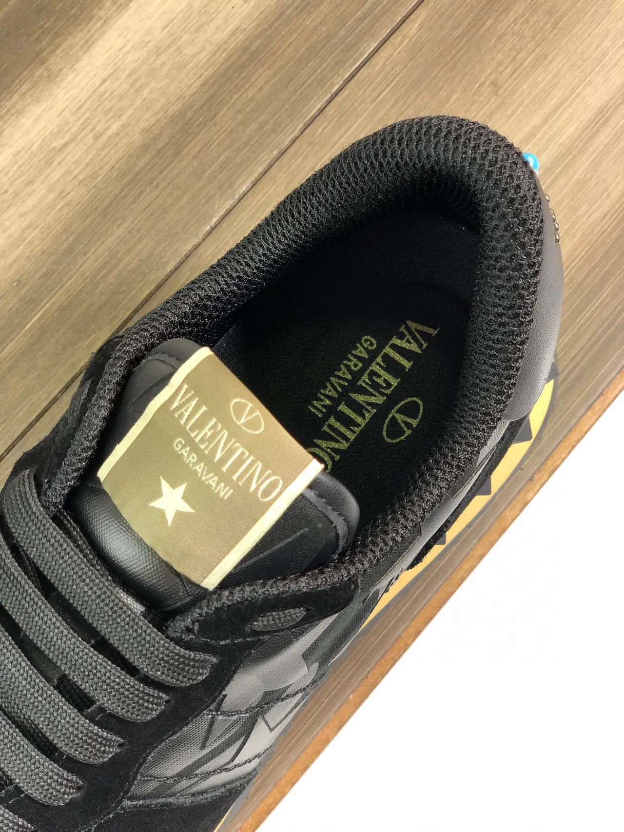 Valentino Rockstud Star-Print Tênis Lifestyle Preto e Mostarda 2