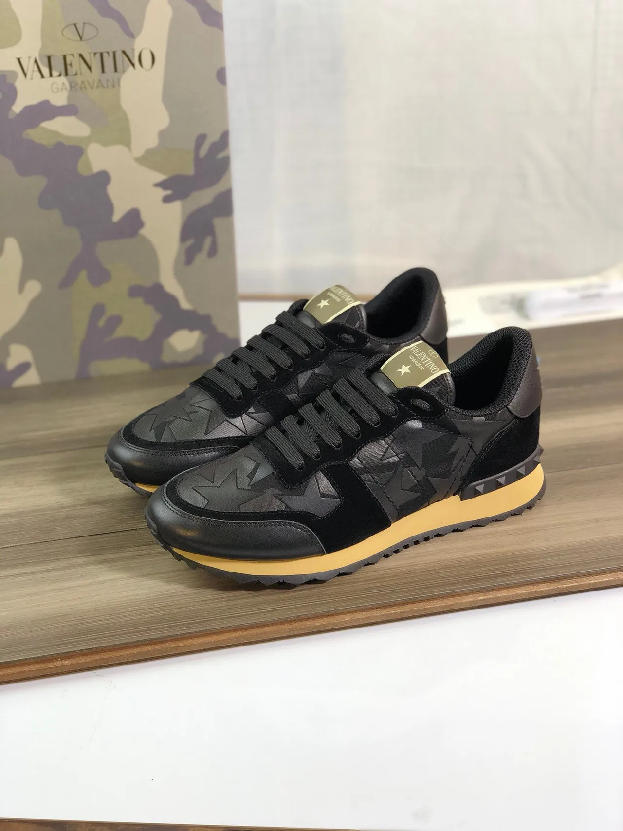 Valentino Rockstud Star-Print Tênis Lifestyle Preto e Mostarda 3