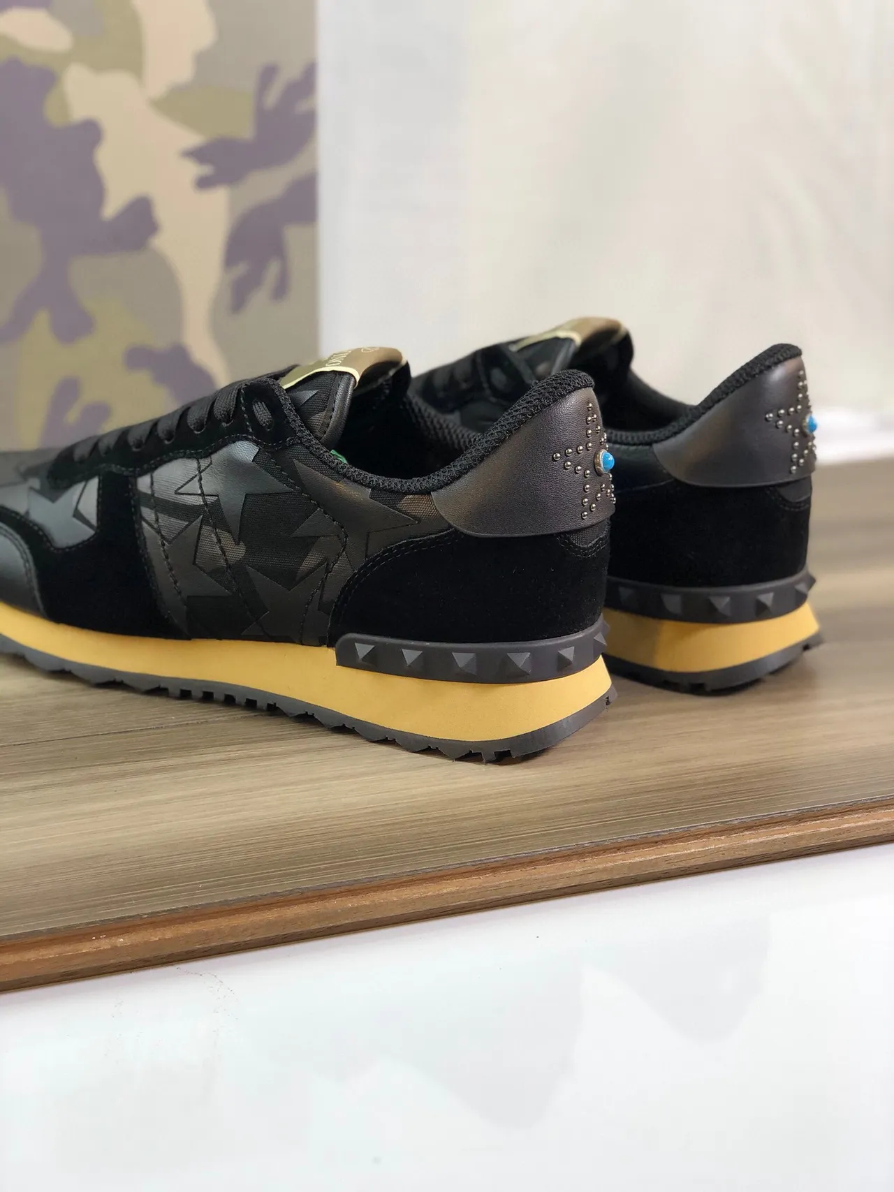 Valentino Rockstud Star-Print Tênis Lifestyle Preto e Mostarda 4