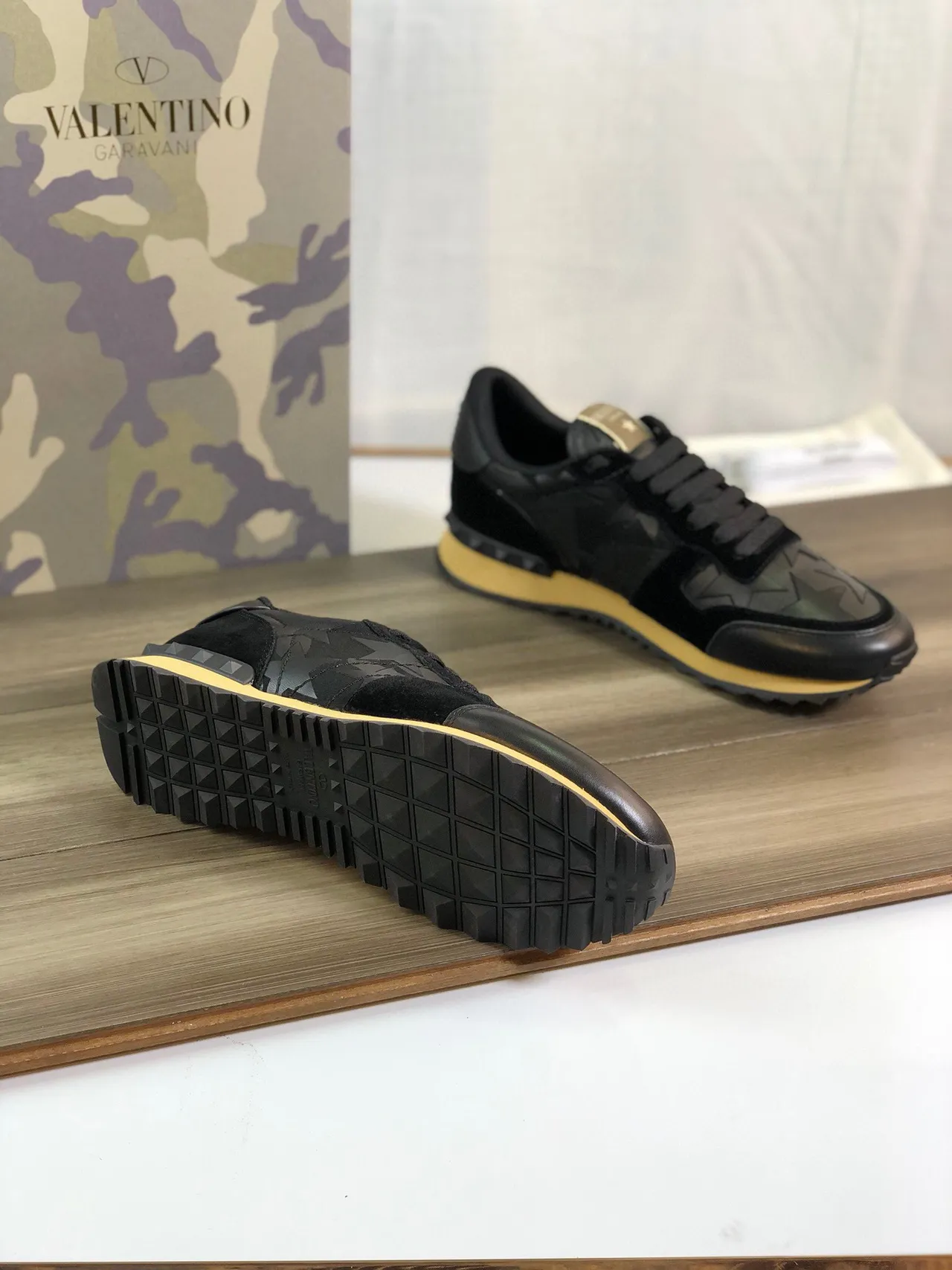 Valentino Rockstud Star-Print Tênis Lifestyle Preto e Mostarda 5