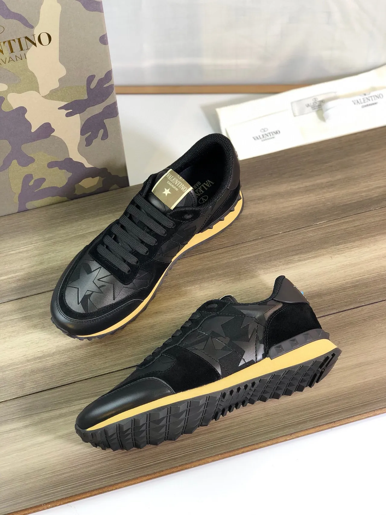 Valentino Rockstud Star-Print Tênis Lifestyle Preto e Mostarda 6