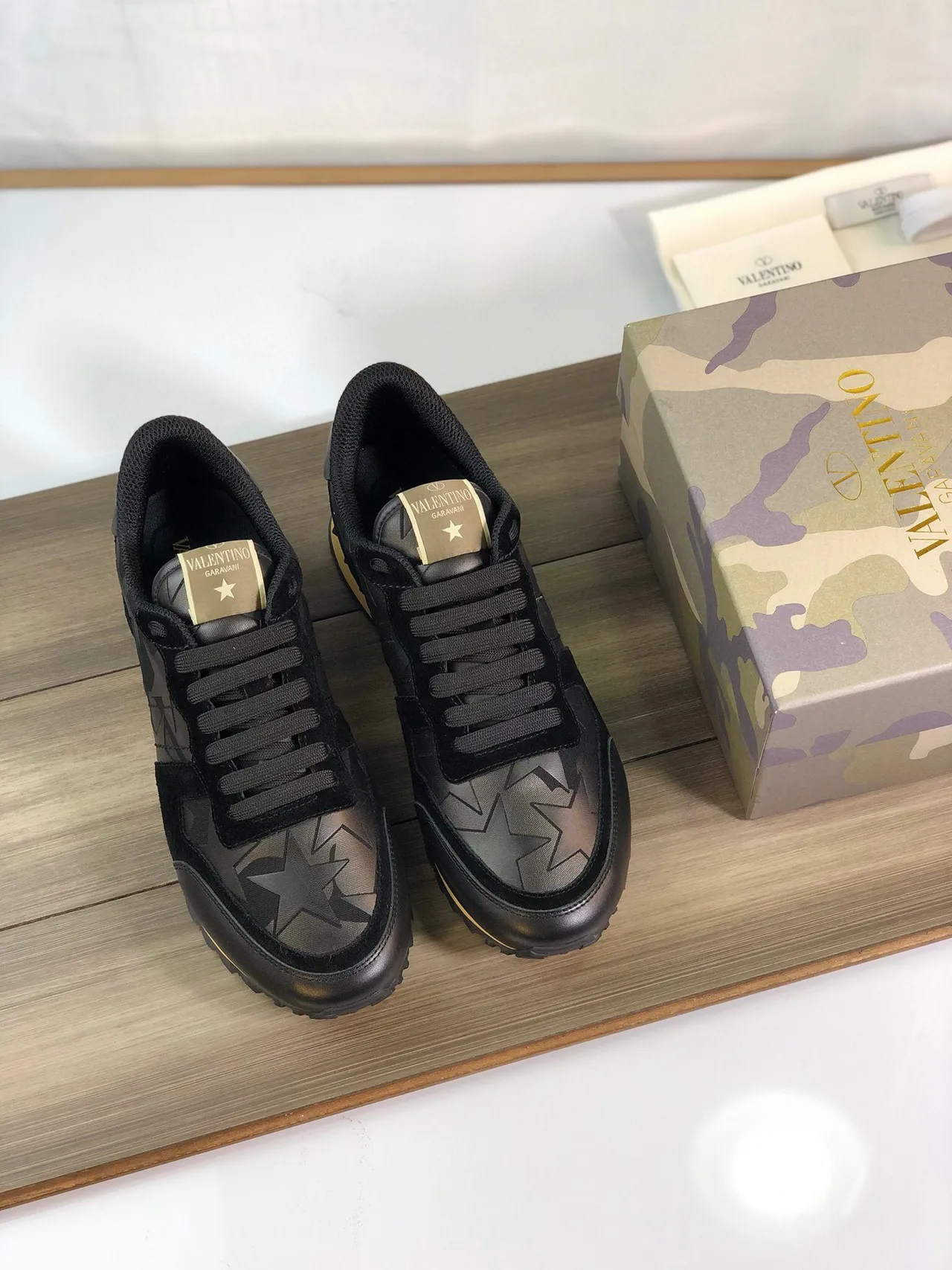 Valentino Rockstud Star-Print Tênis Lifestyle Preto e Mostarda 7