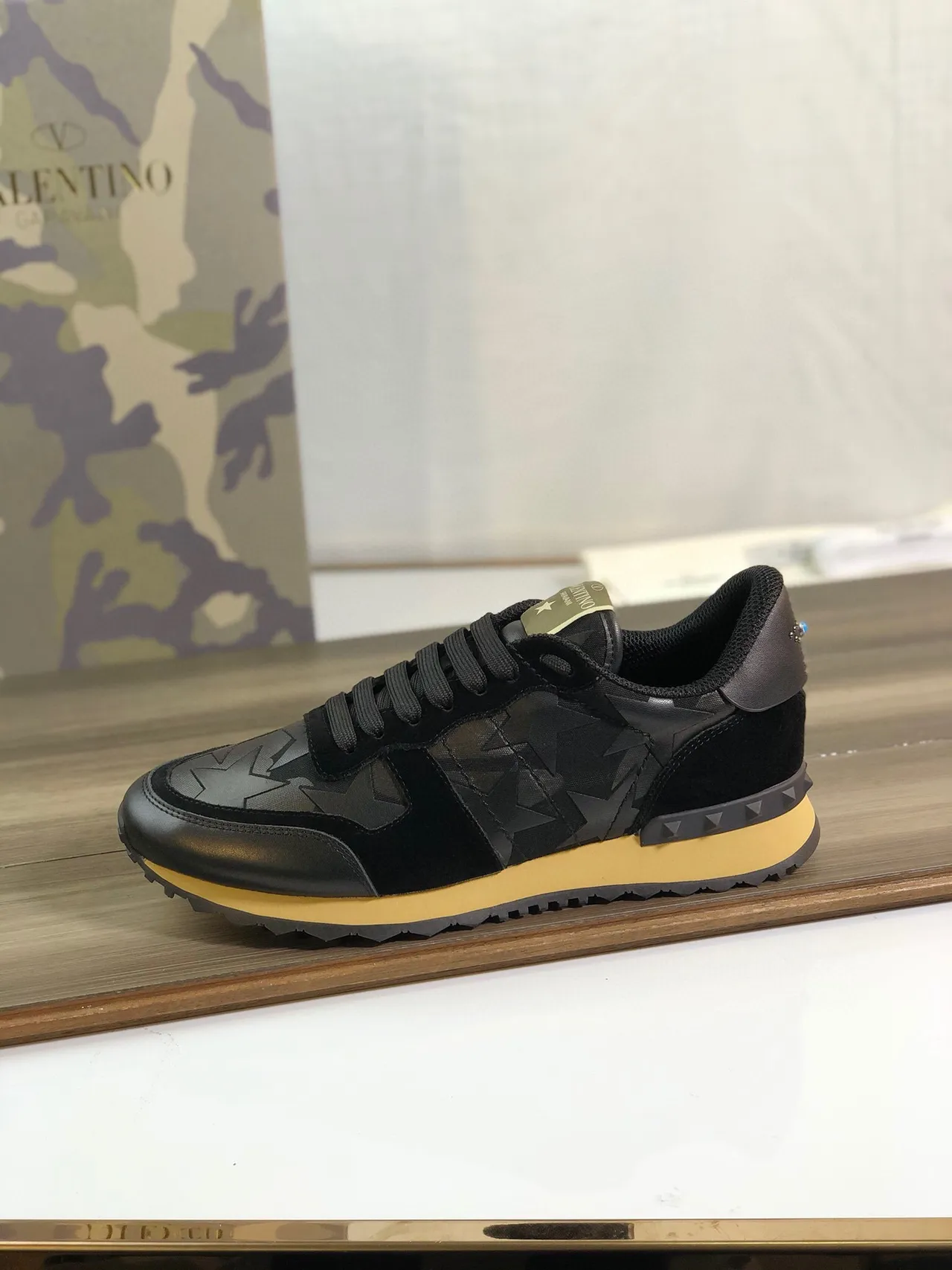 Valentino Rockstud Star-Print Tênis Lifestyle Preto e Mostarda 8