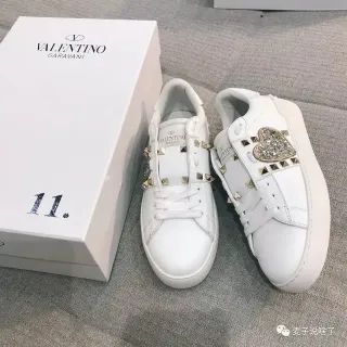 Valentino Rockstud 镶钻水晶心白色生活方式运动鞋