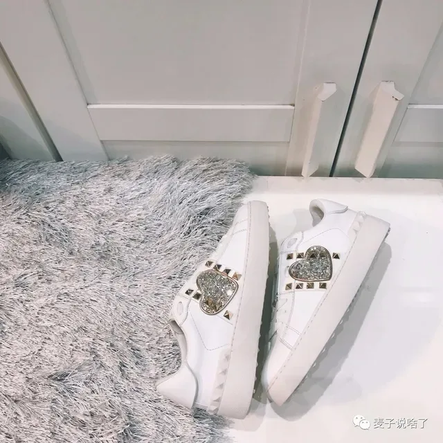Valentino Rockstud مزين بالمسامير قلب كريستال أبيض أحذية رياضية للأسلوب الحياتي 2
