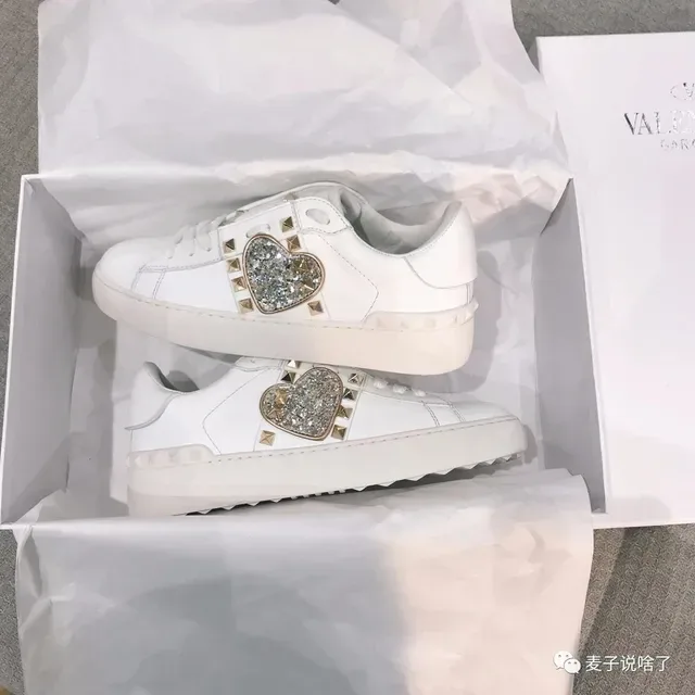 Valentino Rockstud مزين بالمسامير قلب كريستال أبيض أحذية رياضية للأسلوب الحياتي 3