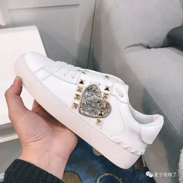 Valentino Rockstud مزين بالمسامير قلب كريستال أبيض أحذية رياضية للأسلوب الحياتي 4