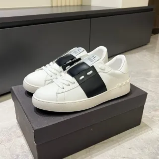 Valentino Rockstud Zapatillas Lifestyle de Cuero con Tachuelas Blancas y Negras