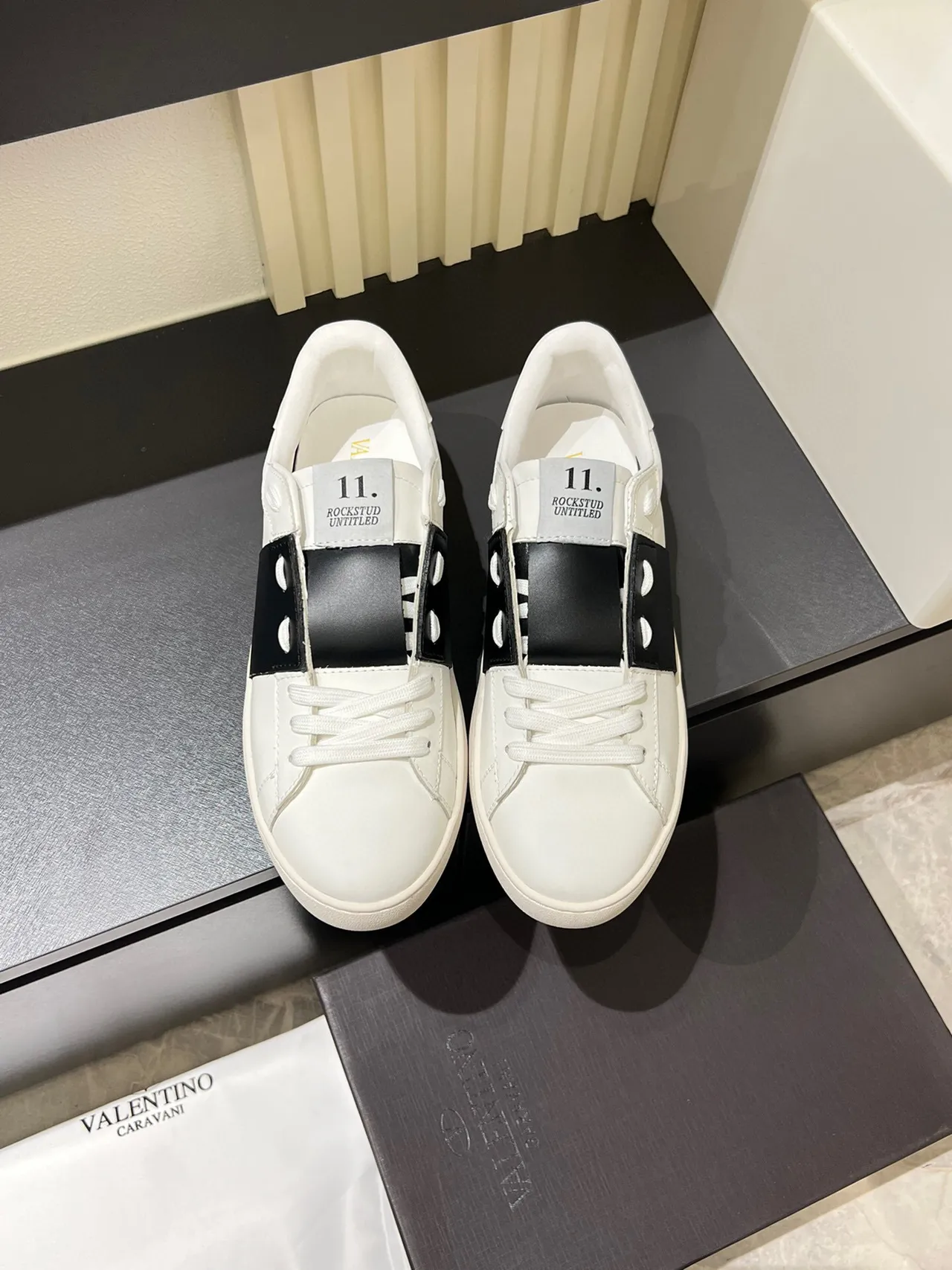 Valentino Rockstud Sneakers Lifestyle Blancs et Noirs en Cuir avec Clous 2