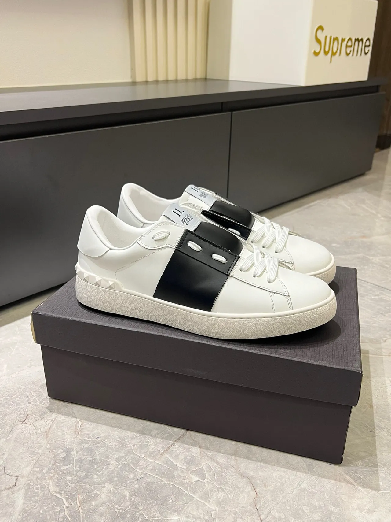 Valentino Rockstud Sneakers Lifestyle Blancs et Noirs en Cuir avec Clous 3