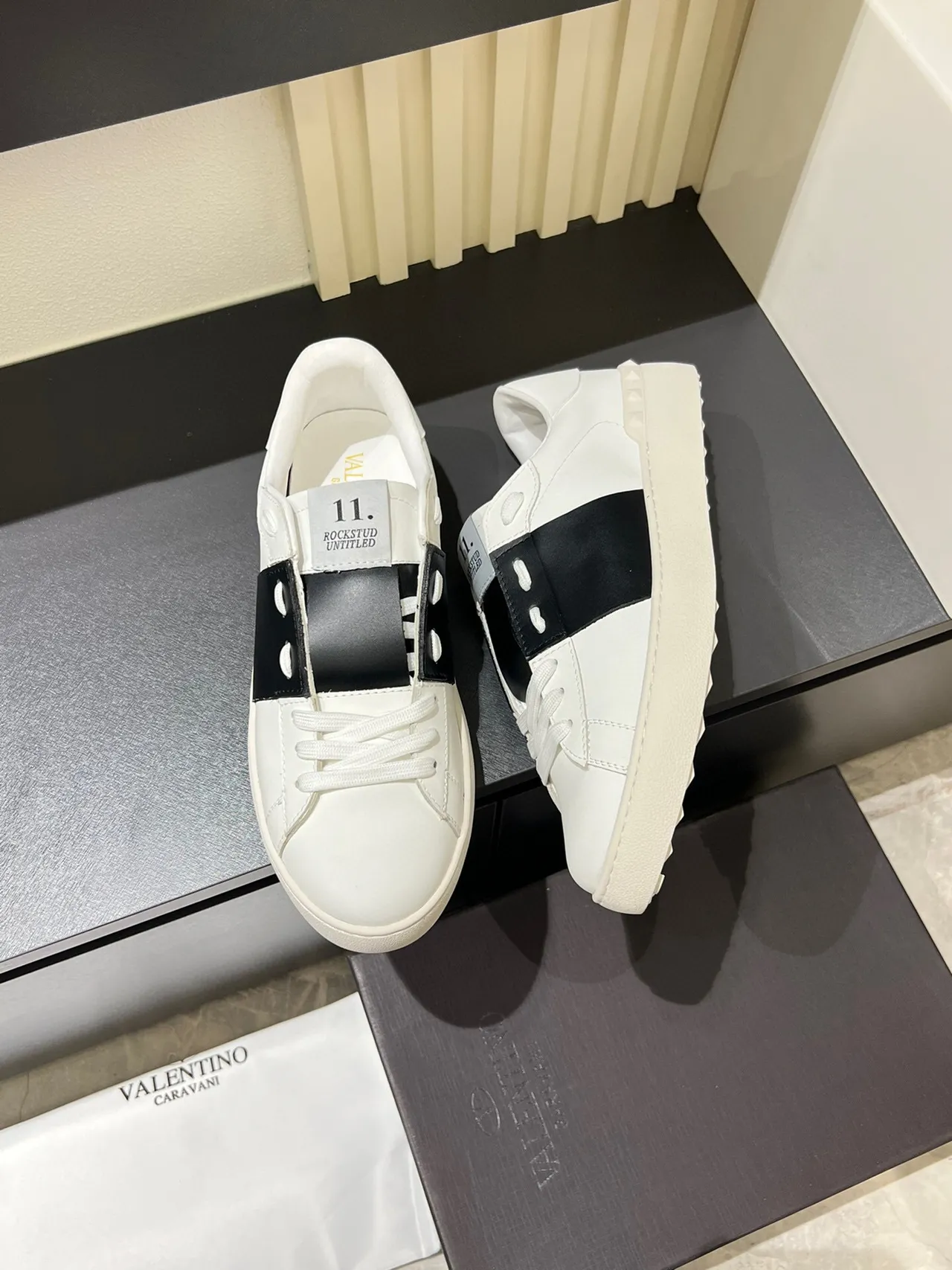 Valentino Rockstud Sneakers Lifestyle Blancs et Noirs en Cuir avec Clous 4