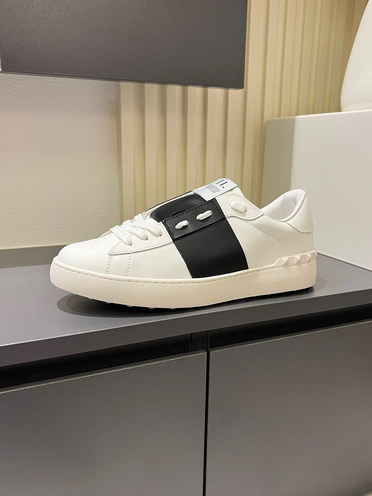 Valentino Rockstud Sneakers Lifestyle Blancs et Noirs en Cuir avec Clous 5