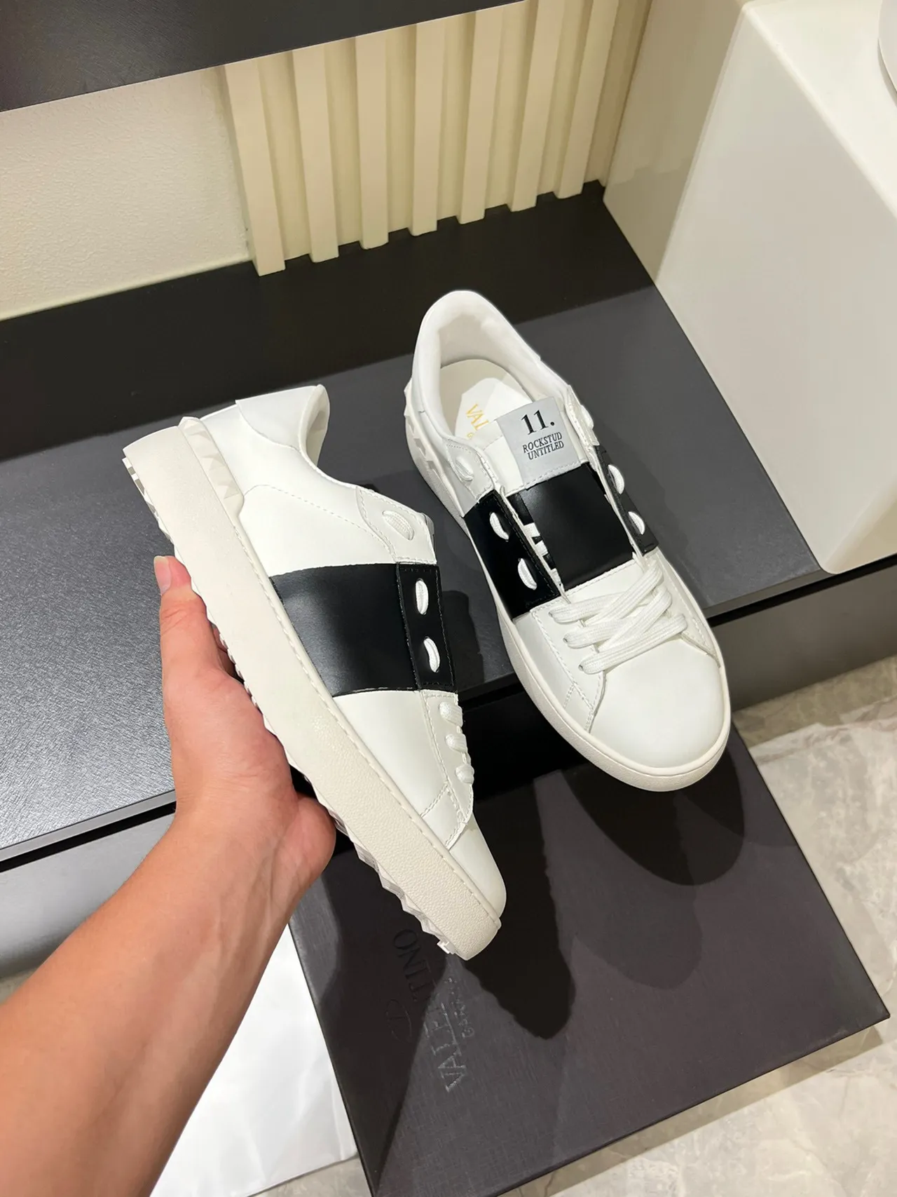 Valentino Rockstud Sneakers Lifestyle Blancs et Noirs en Cuir avec Clous 6