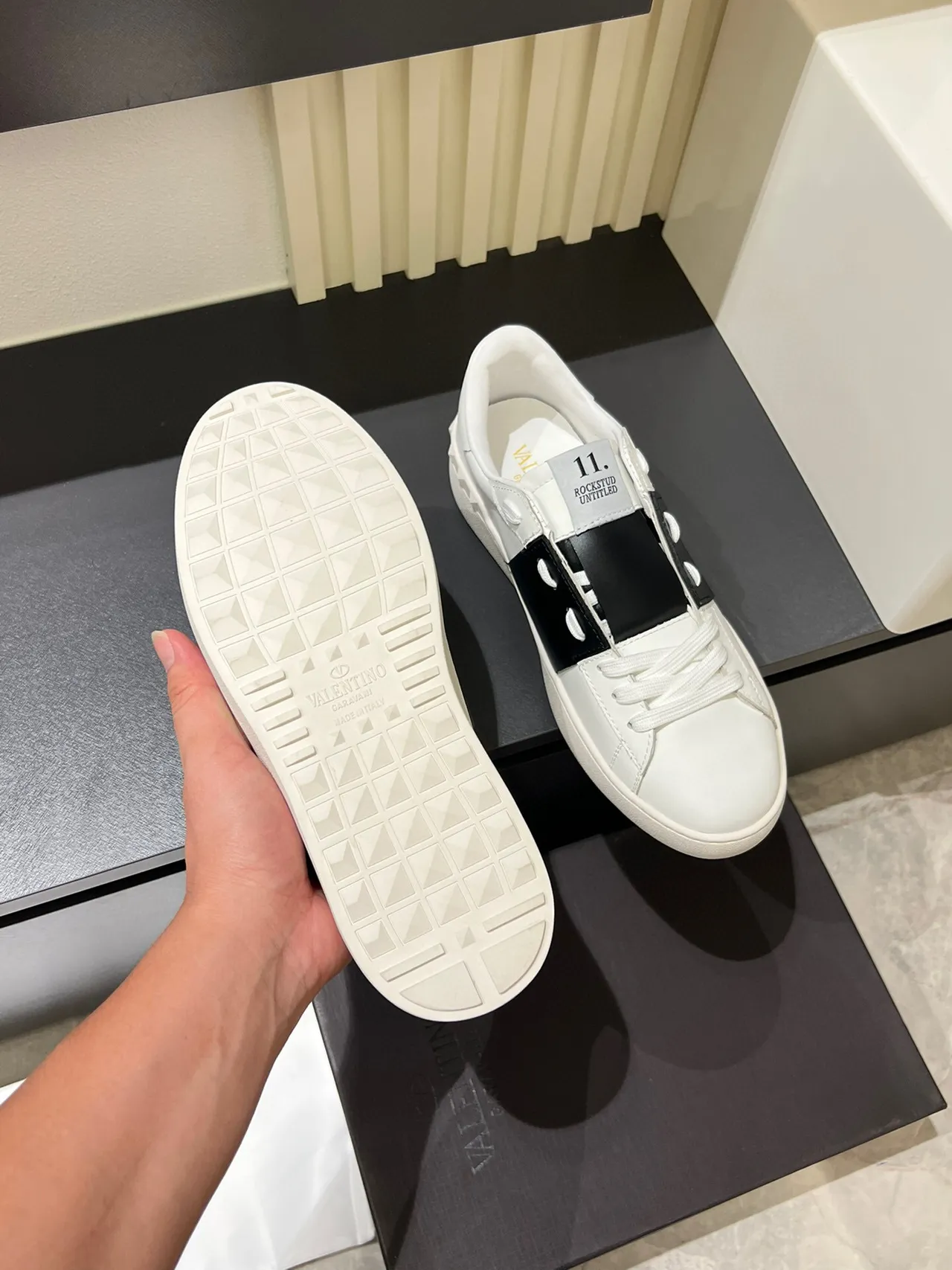 Valentino Rockstud Sneakers Lifestyle Blancs et Noirs en Cuir avec Clous 7