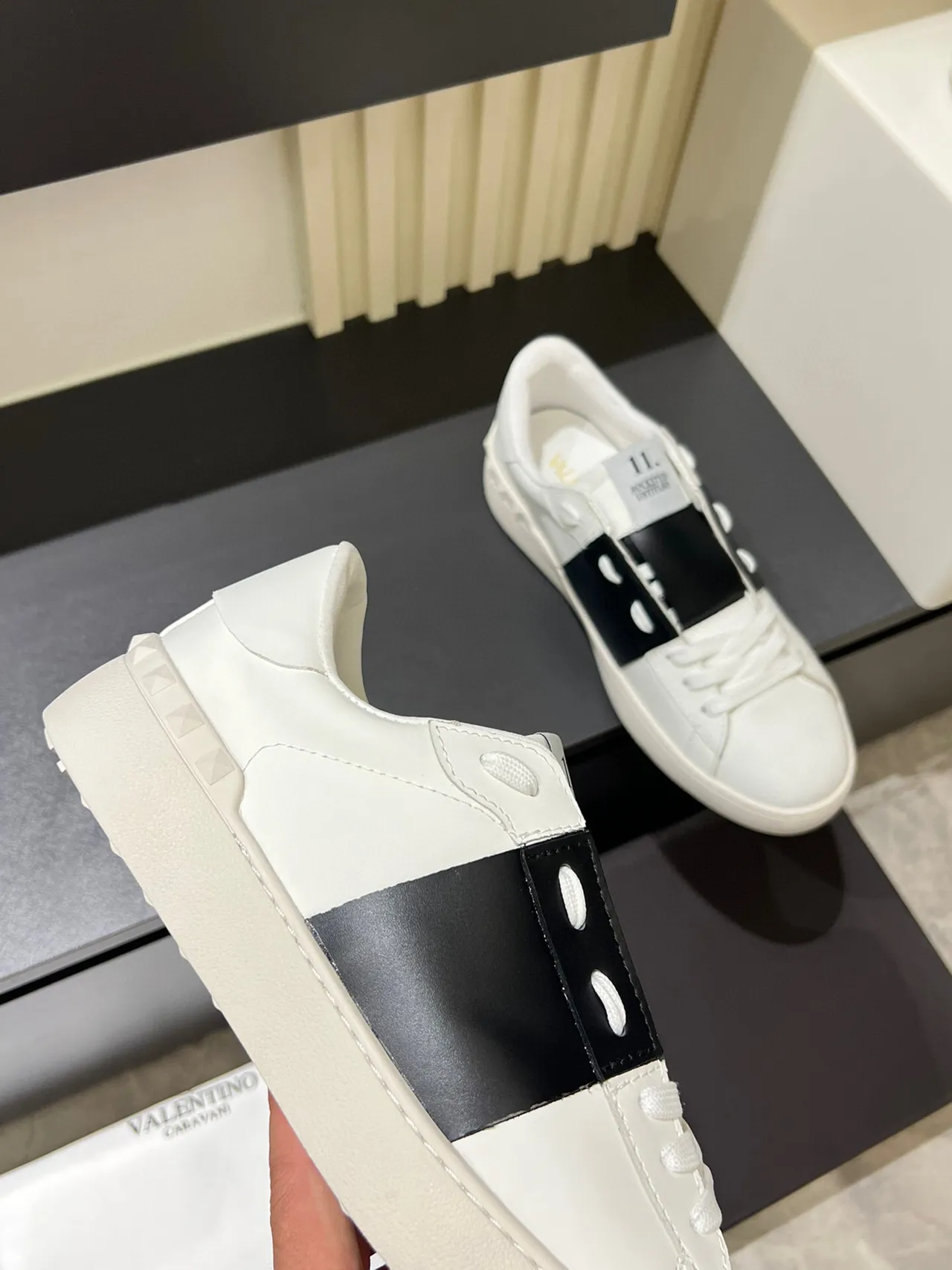 Valentino Rockstud Sneakers Lifestyle Blancs et Noirs en Cuir avec Clous 8