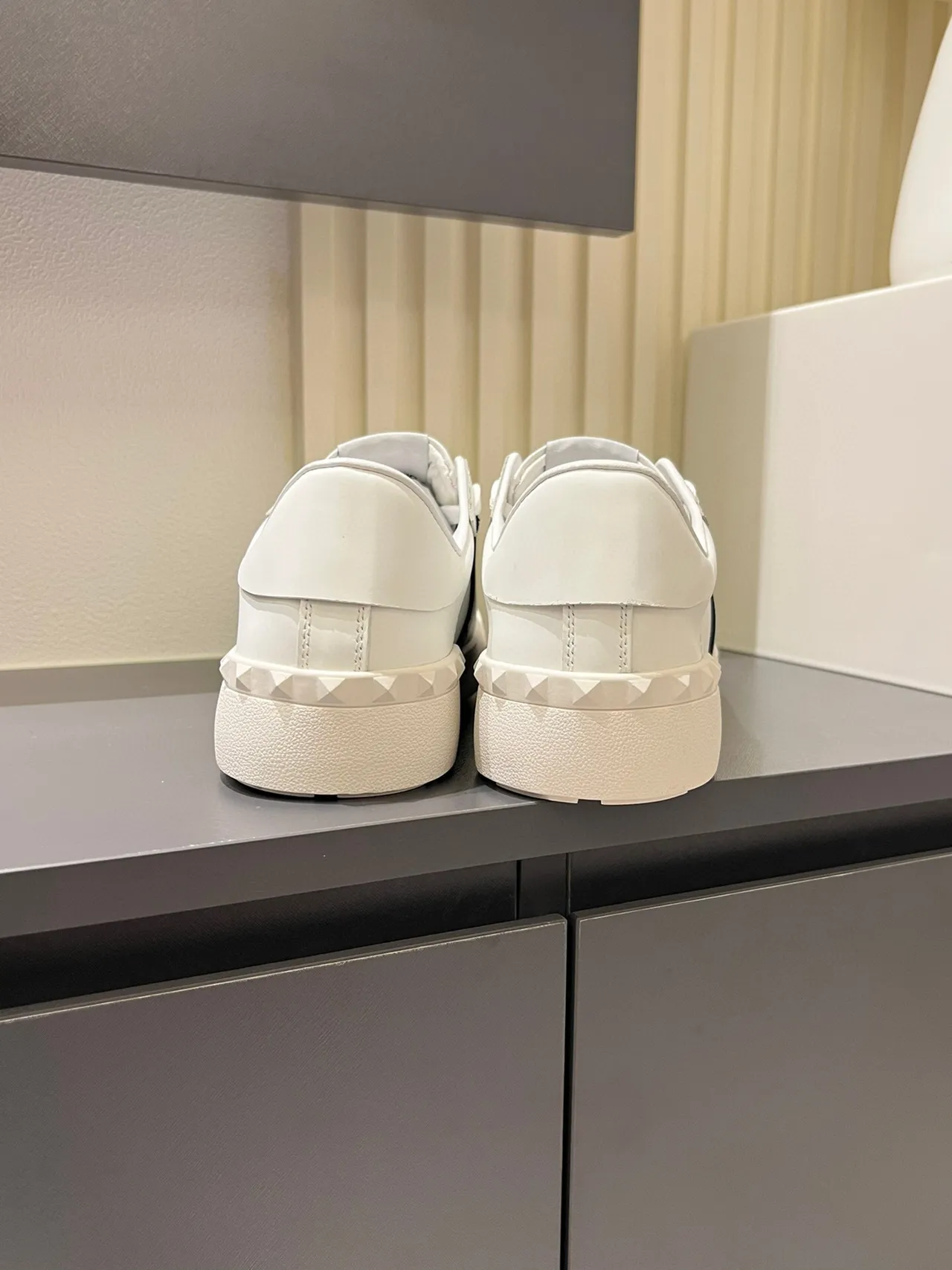 Valentino Rockstud Sneakers Lifestyle Blancs et Noirs en Cuir avec Clous 9