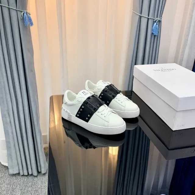 Valentino Rockstud Blanc et Noir avec clous Lifestyle Sneakers 2