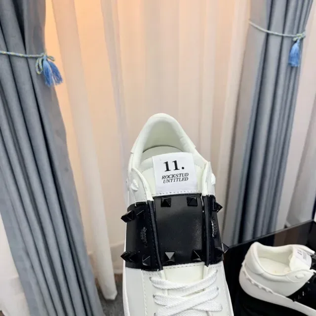 Valentino Rockstud Blanc et Noir avec clous Lifestyle Sneakers 3
