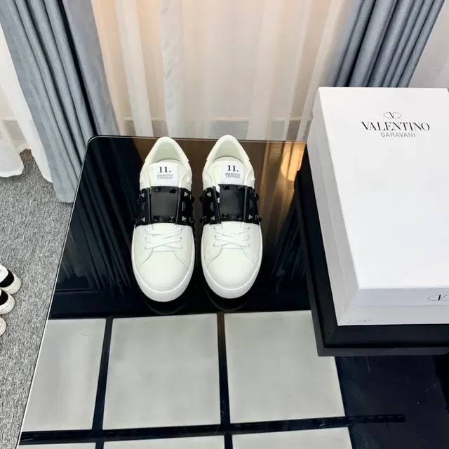Valentino Rockstud Blanc et Noir avec clous Lifestyle Sneakers 5
