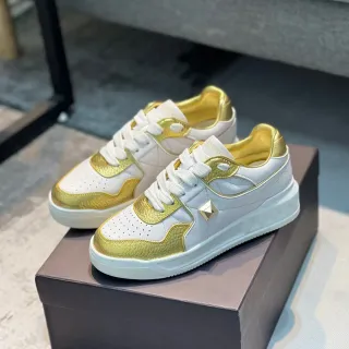 Valentino Rockstud حذاء رياضي منصة أسلوب حياة أبيض وذهبي