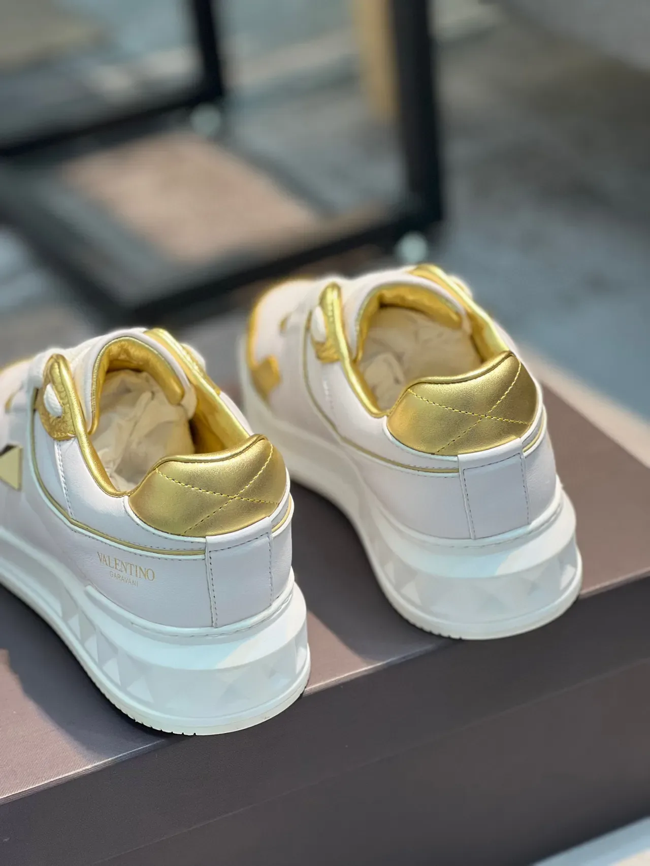 Valentino Rockstud Tênis Plataforma Lifestyle Branco e Dourado 2