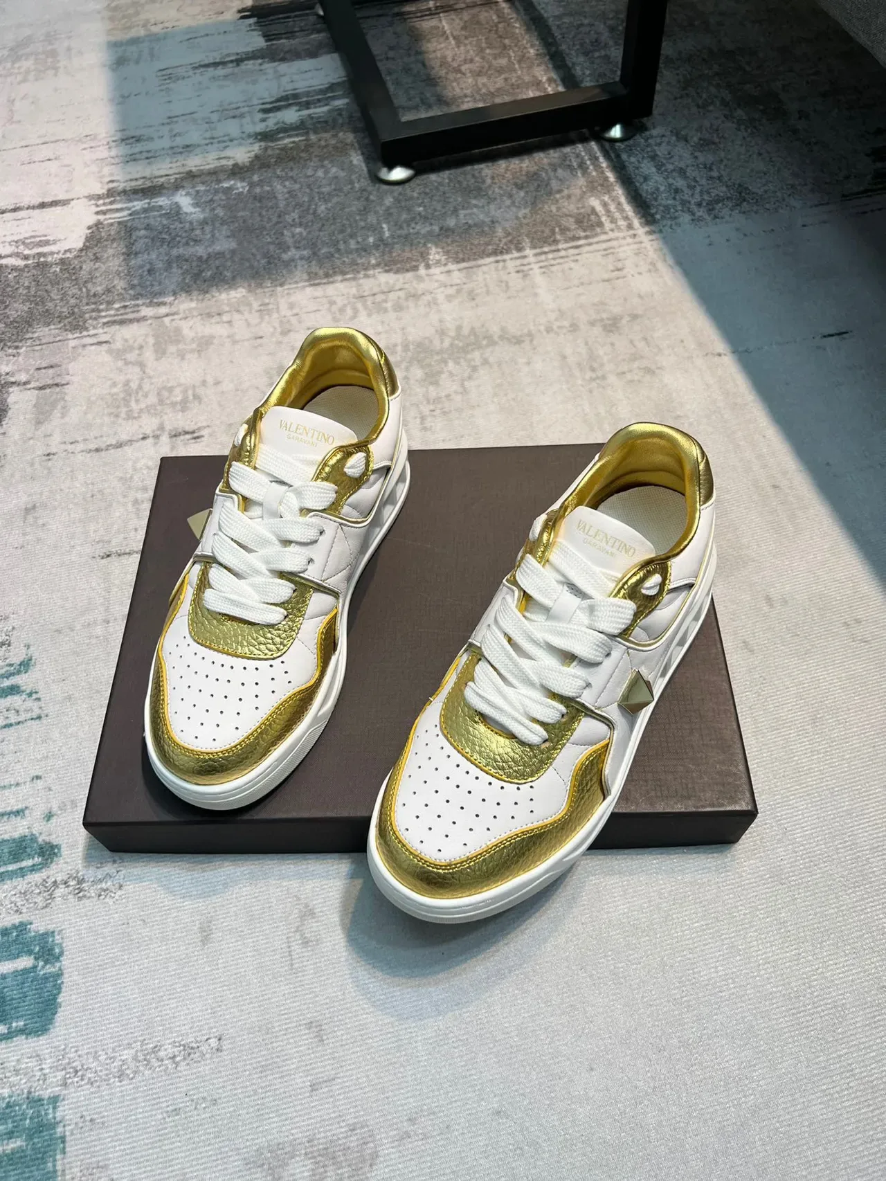 Valentino Rockstud Tênis Plataforma Lifestyle Branco e Dourado 3