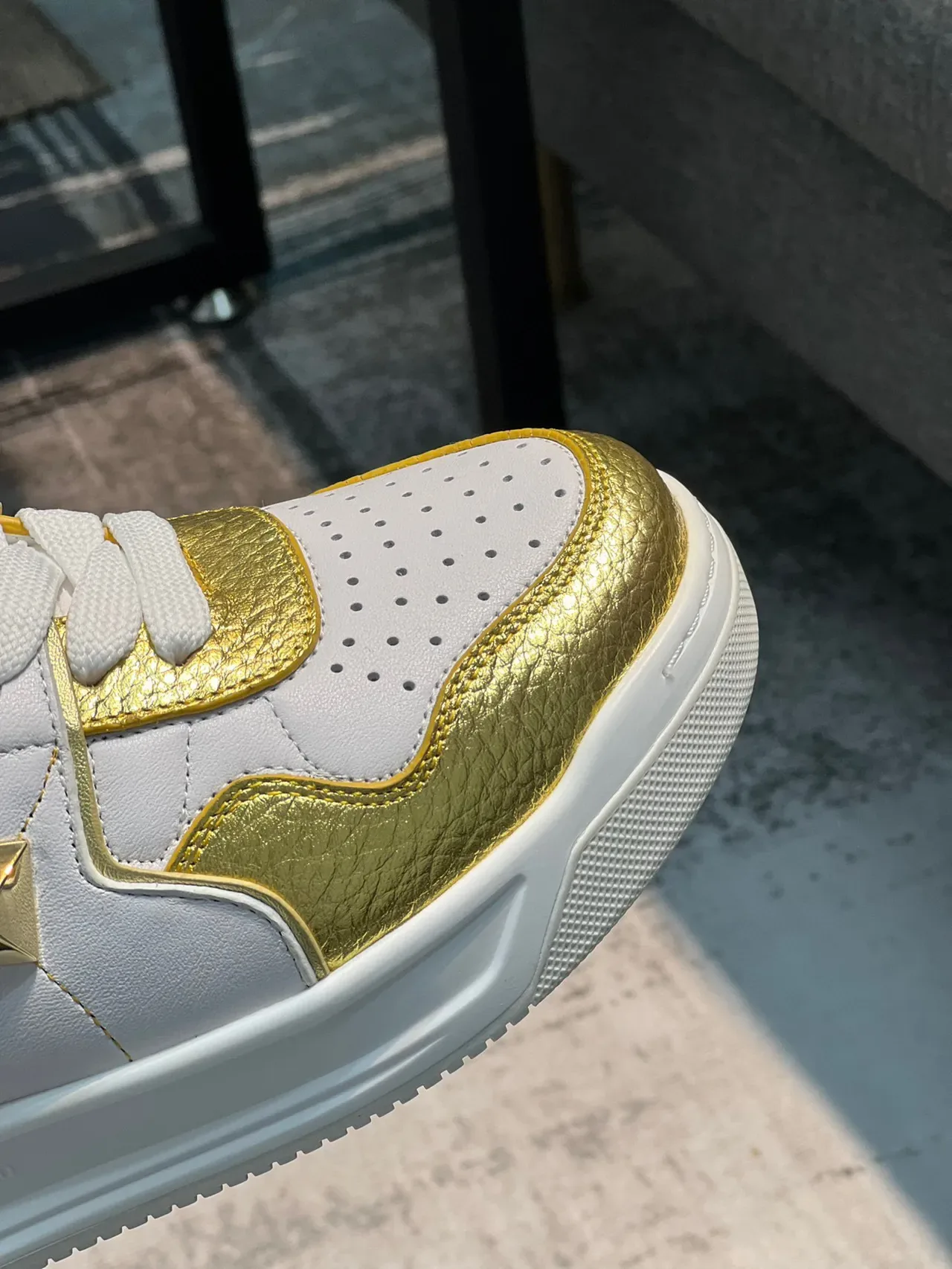 Valentino Rockstud Tênis Plataforma Lifestyle Branco e Dourado 4