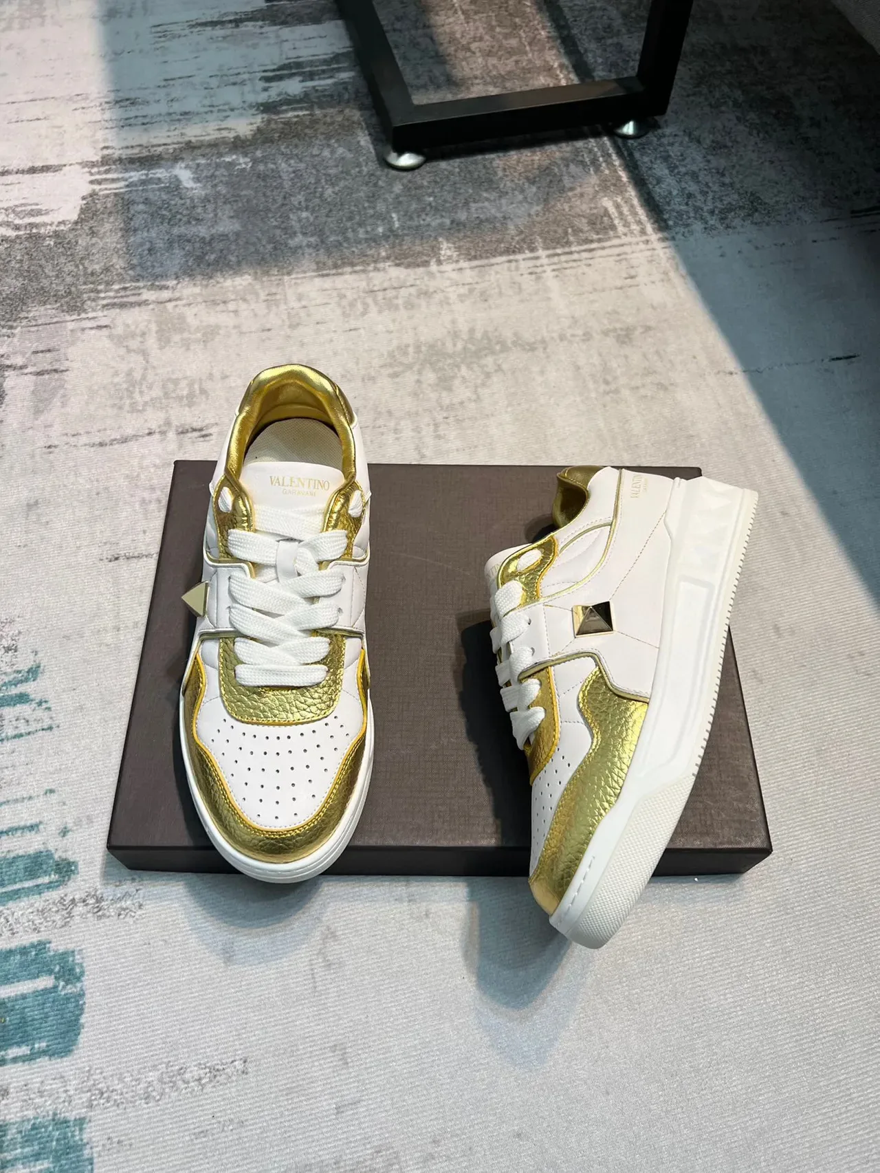 Valentino Rockstud Tênis Plataforma Lifestyle Branco e Dourado 5