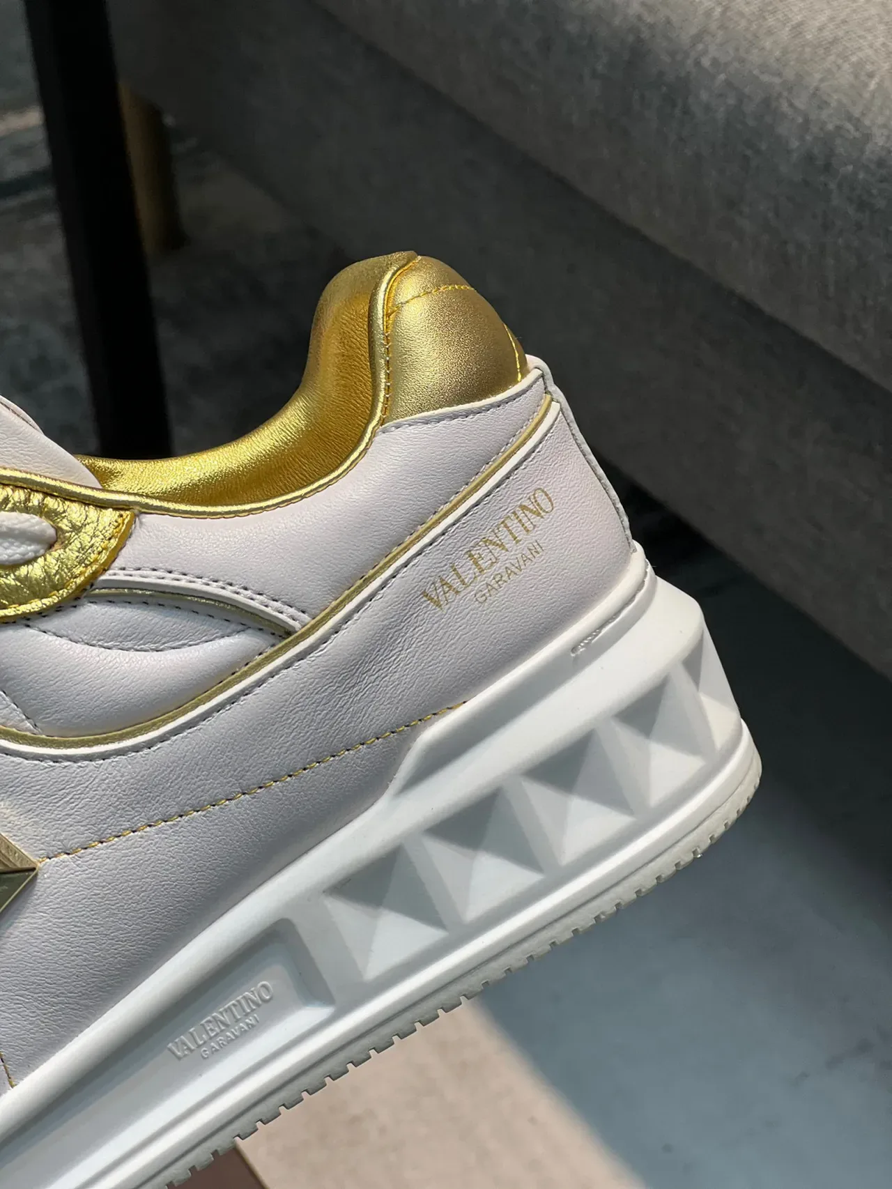Valentino Rockstud Tênis Plataforma Lifestyle Branco e Dourado 6