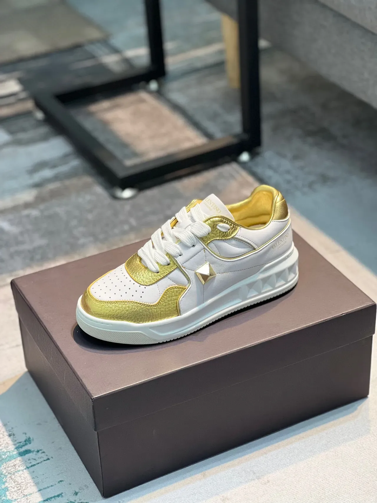 Valentino Rockstud Tênis Plataforma Lifestyle Branco e Dourado 8