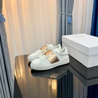 Valentino Rockstud Zapatillas Lifestyle Correa Metálica Blanca y Oro Rosa
