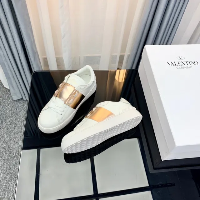 Valentino Rockstud Tênis Lifestyle com Tira Metálica Branca e Rose Gold 2