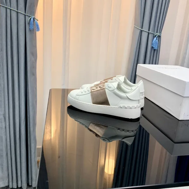 Valentino Rockstud Tênis Lifestyle com Tira Metálica Branca e Rose Gold 3
