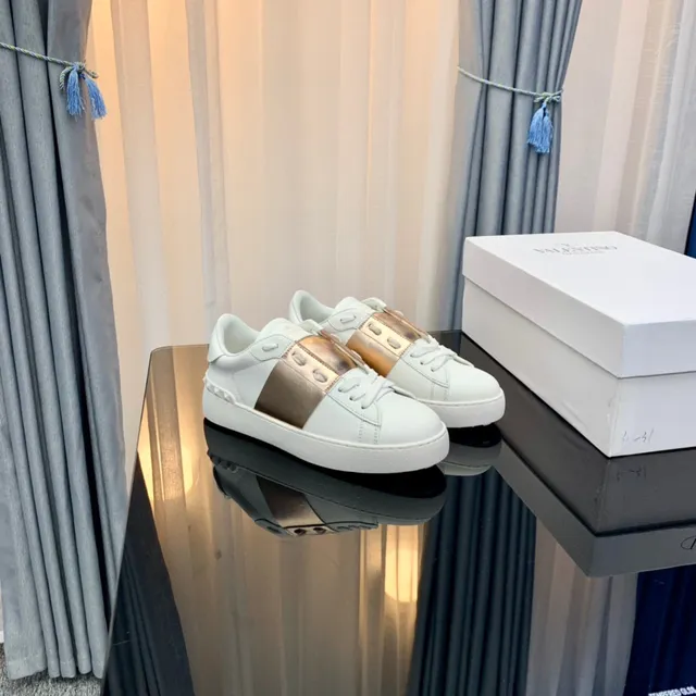 Valentino Rockstud Tênis Lifestyle com Tira Metálica Branca e Rose Gold 5