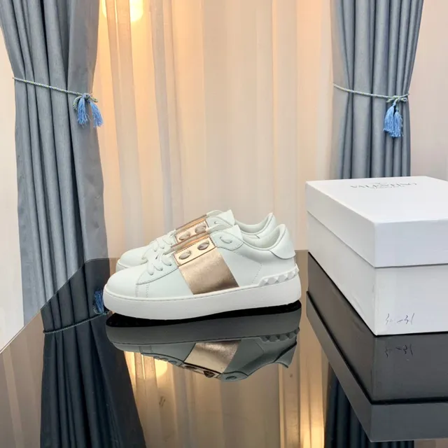 Valentino Rockstud Tênis Lifestyle com Tira Metálica Branca e Rose Gold 8
