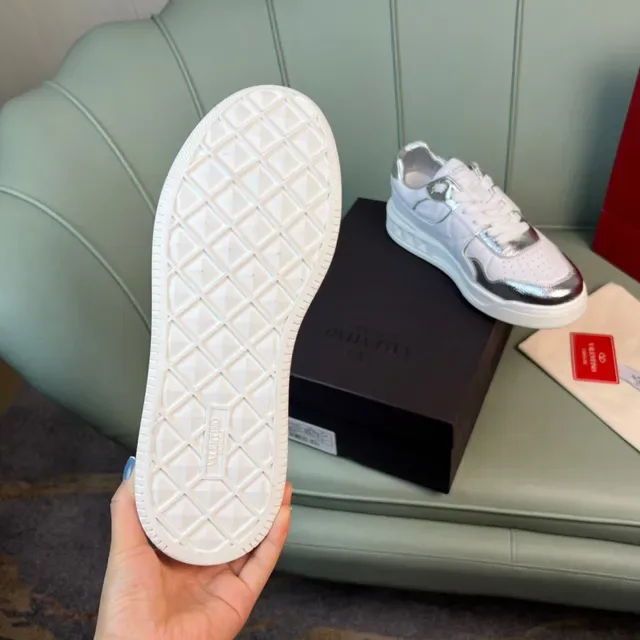 Valentino Rockstud Sneakers Lifestyle Blancs et Argent Métalliques 2