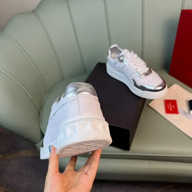 Valentino Rockstud Sneakers Lifestyle Blancs et Argent Métalliques 3