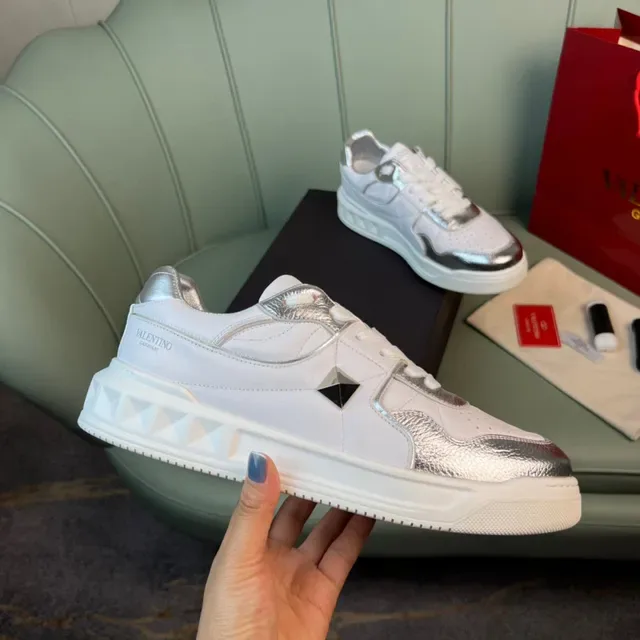 Valentino Rockstud Sneakers Lifestyle Blancs et Argent Métalliques 4