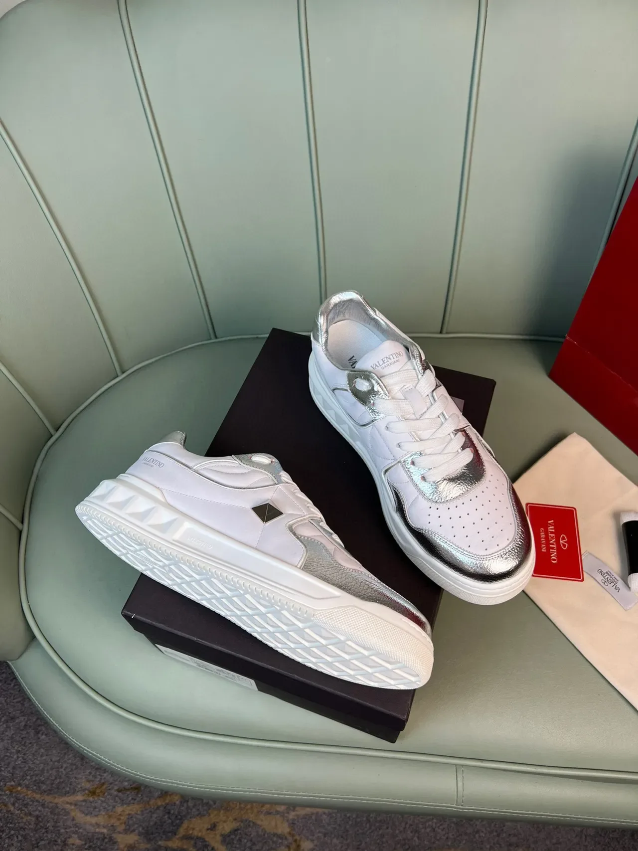 Valentino Rockstud Sneakers Lifestyle Blancs et Argent Métalliques 5